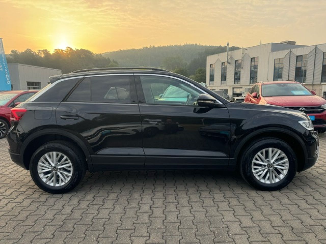 Volkswagen T-Roc Life 1.5 TSI DSG - Samsaru's Car Outlet