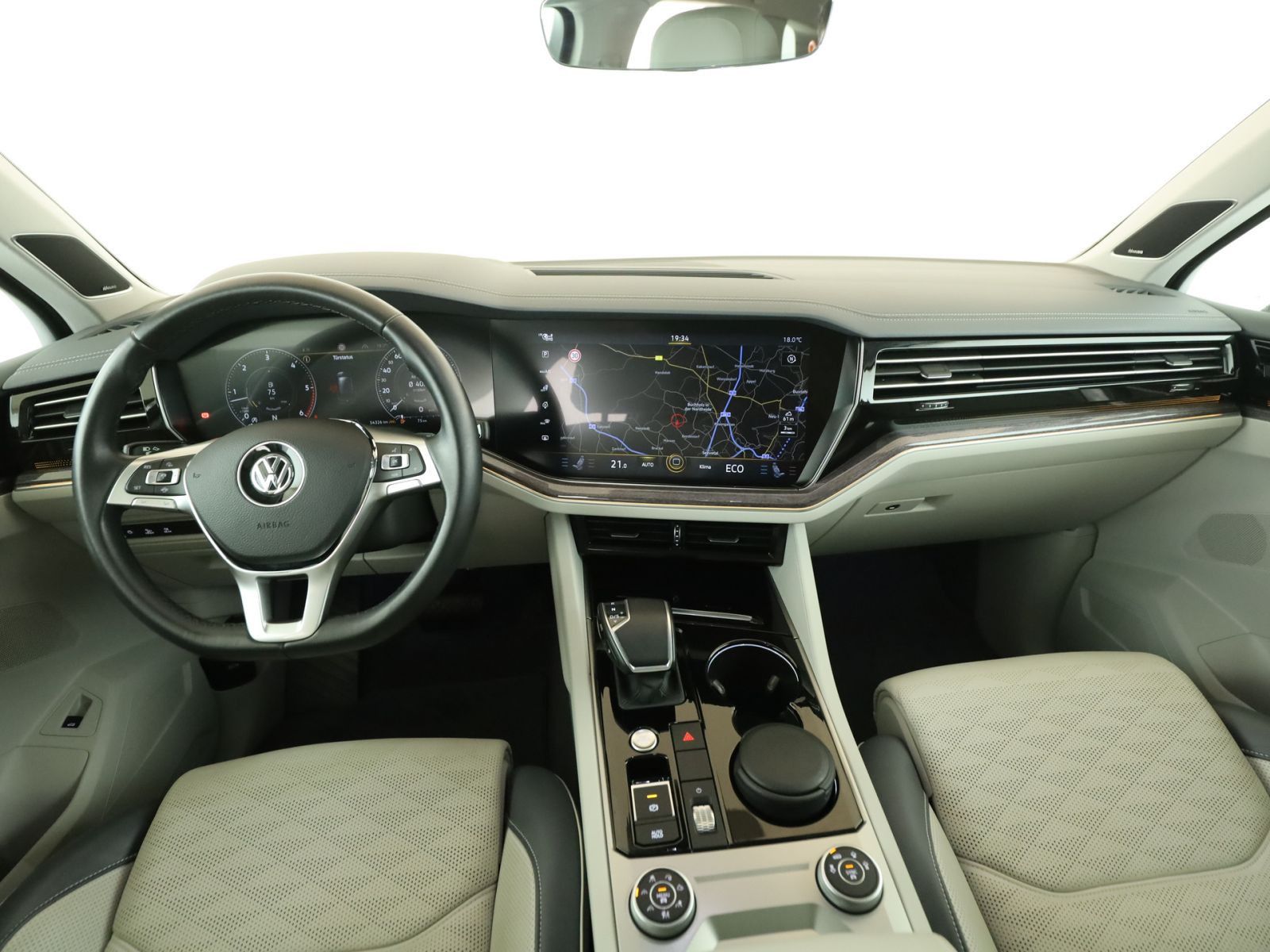 Volkswagen Touareg 3.0 TDI R-Line 4M - Samsaru's Car Outlet