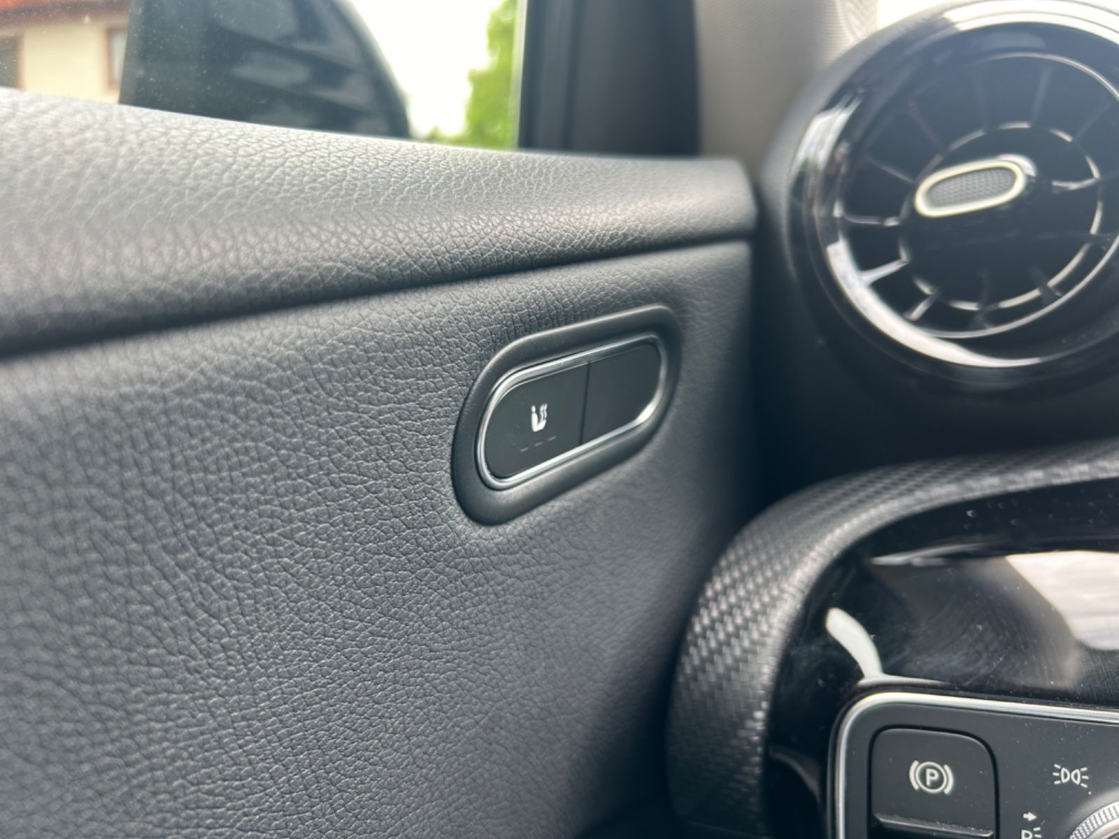 Mercedes-Benz A250e Business - Samsaru's Car Outlet