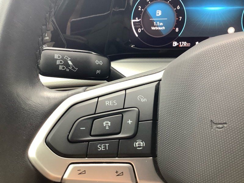 Volkswagen Golf VIII 1.5 TSI Move - Samsaru's Car Outlet