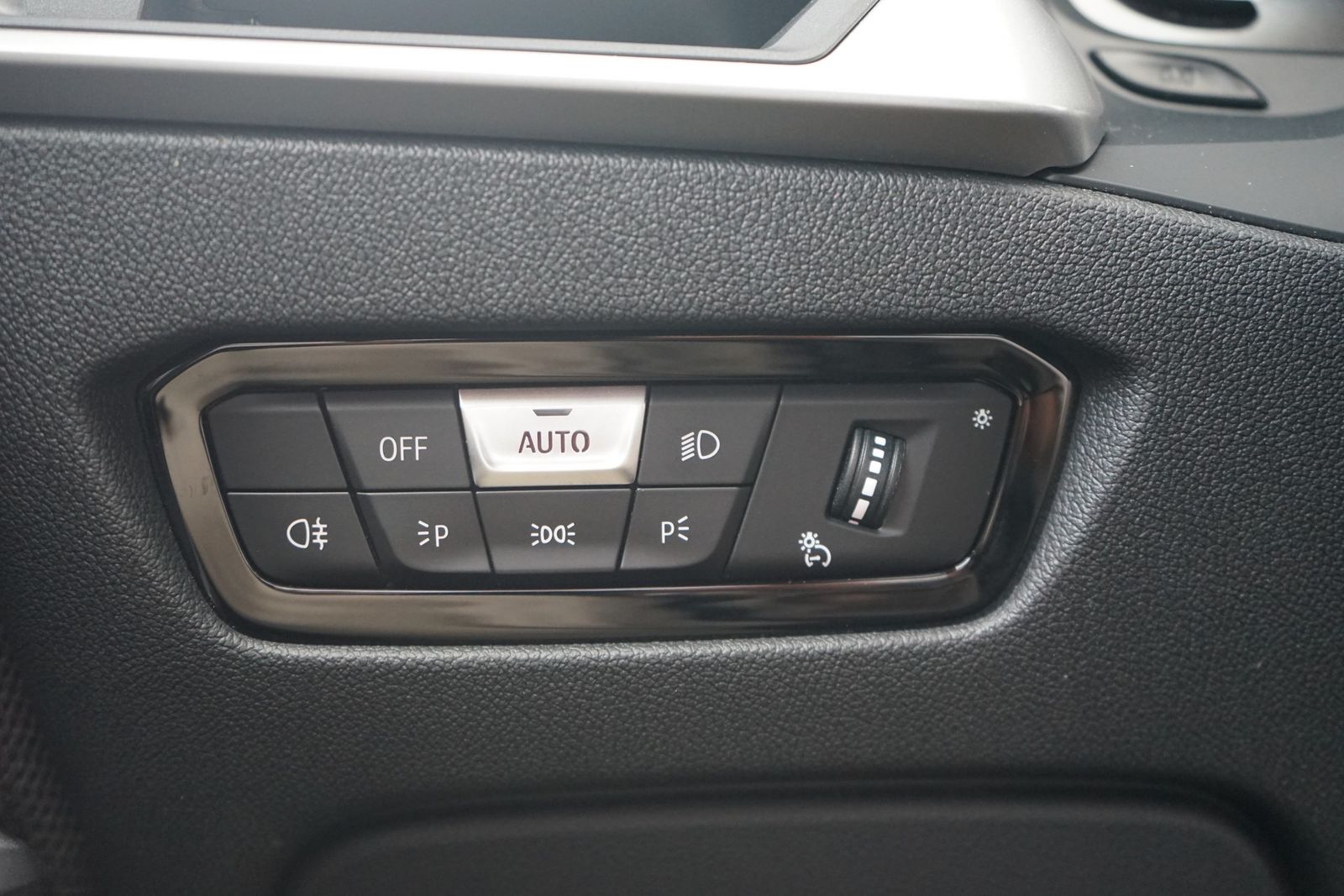 BMW 320i Advantage - Samsaru's Car Outlet