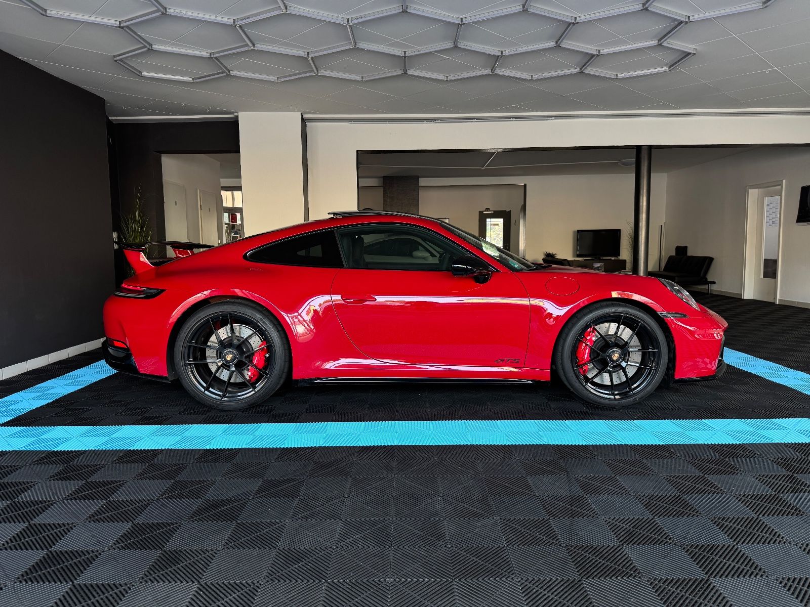 Porsche 992.2 Carrera GTS - Samsaru's Car Outlet