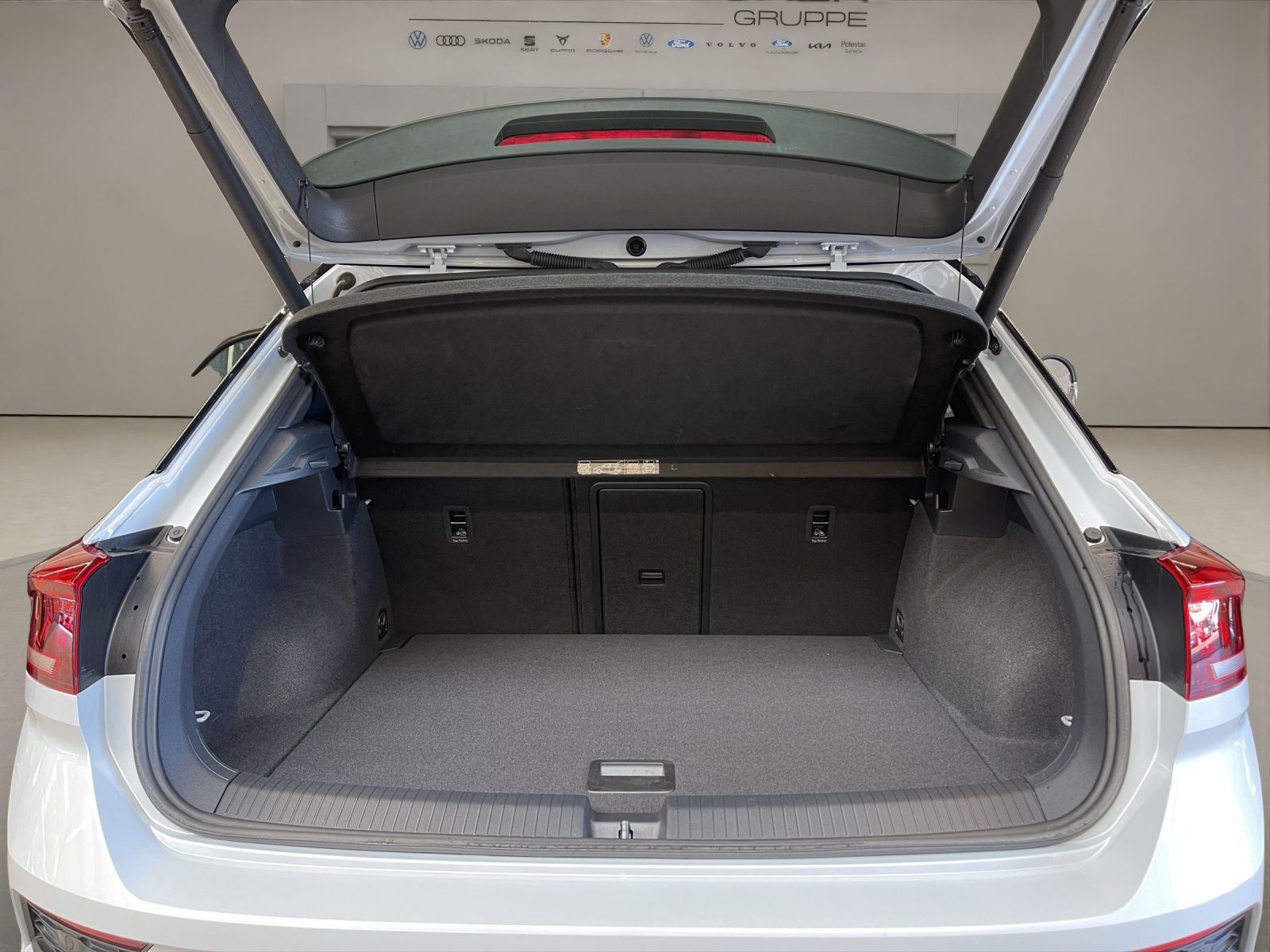 Volkswagen T-Roc 1.5 TSI Sport - Samsaru's Car Outlet