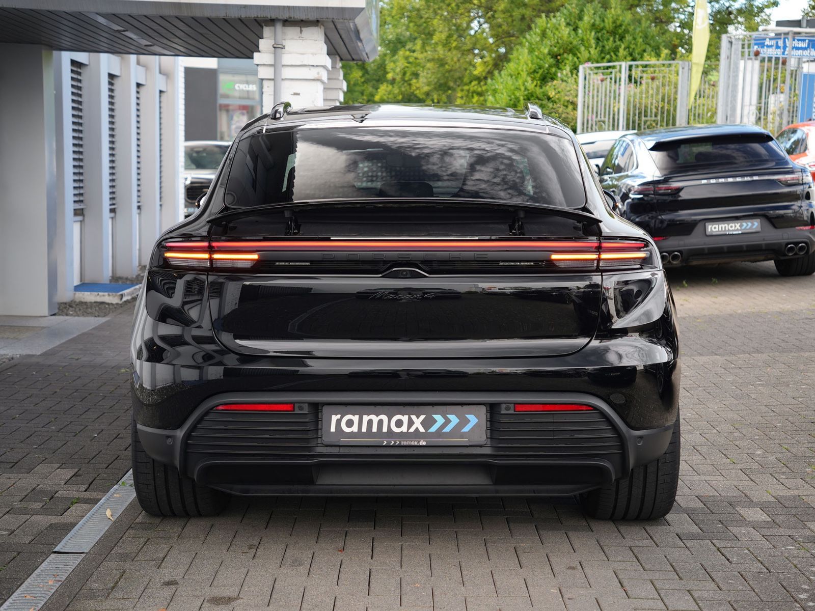 Porsche Macan 4 ACC-LUFTF.-PANO-BOSE-22"RS-LEDER KREIDE
