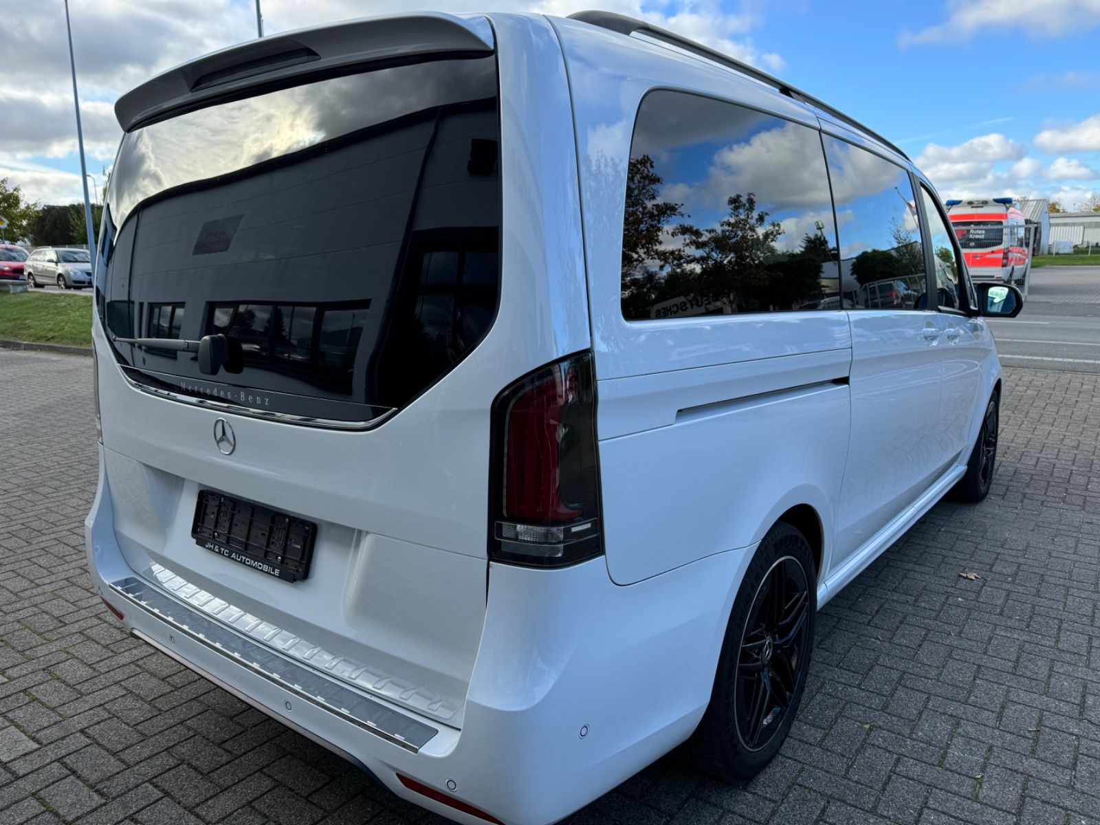 Mercedes-Benz V300d AMG - Samsaru's Car Outlet