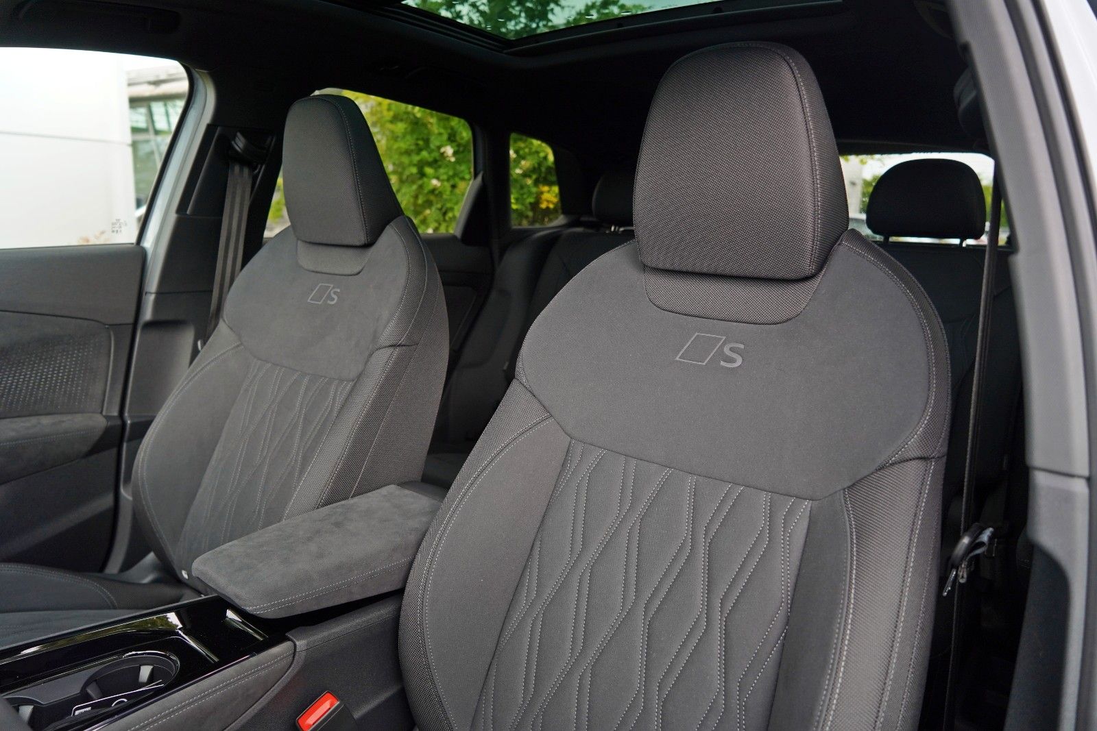 Audi Q3 SUV e-hybrid AHK S-LINE PANO TECH PRO MATRIX