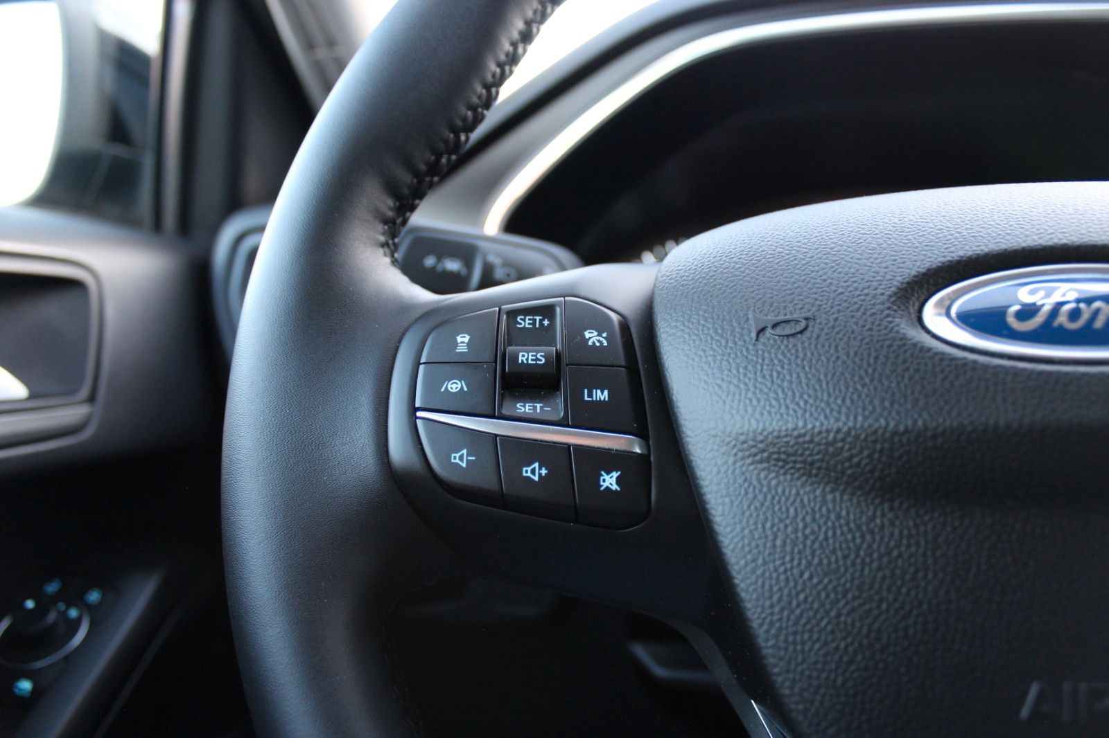 Ford Focus Titanium 1,0EcoBoost*Automatik*ACC*Nav*LED