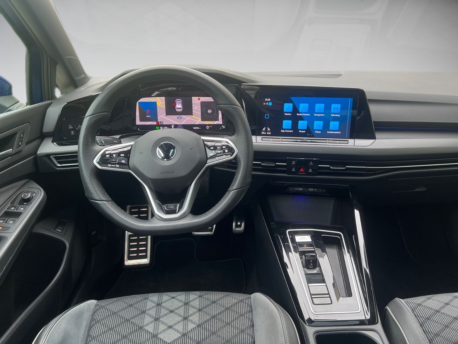 Volkswagen Golf VIII Variant 2.0 TDI R-Line - Samsaru's Car Outlet