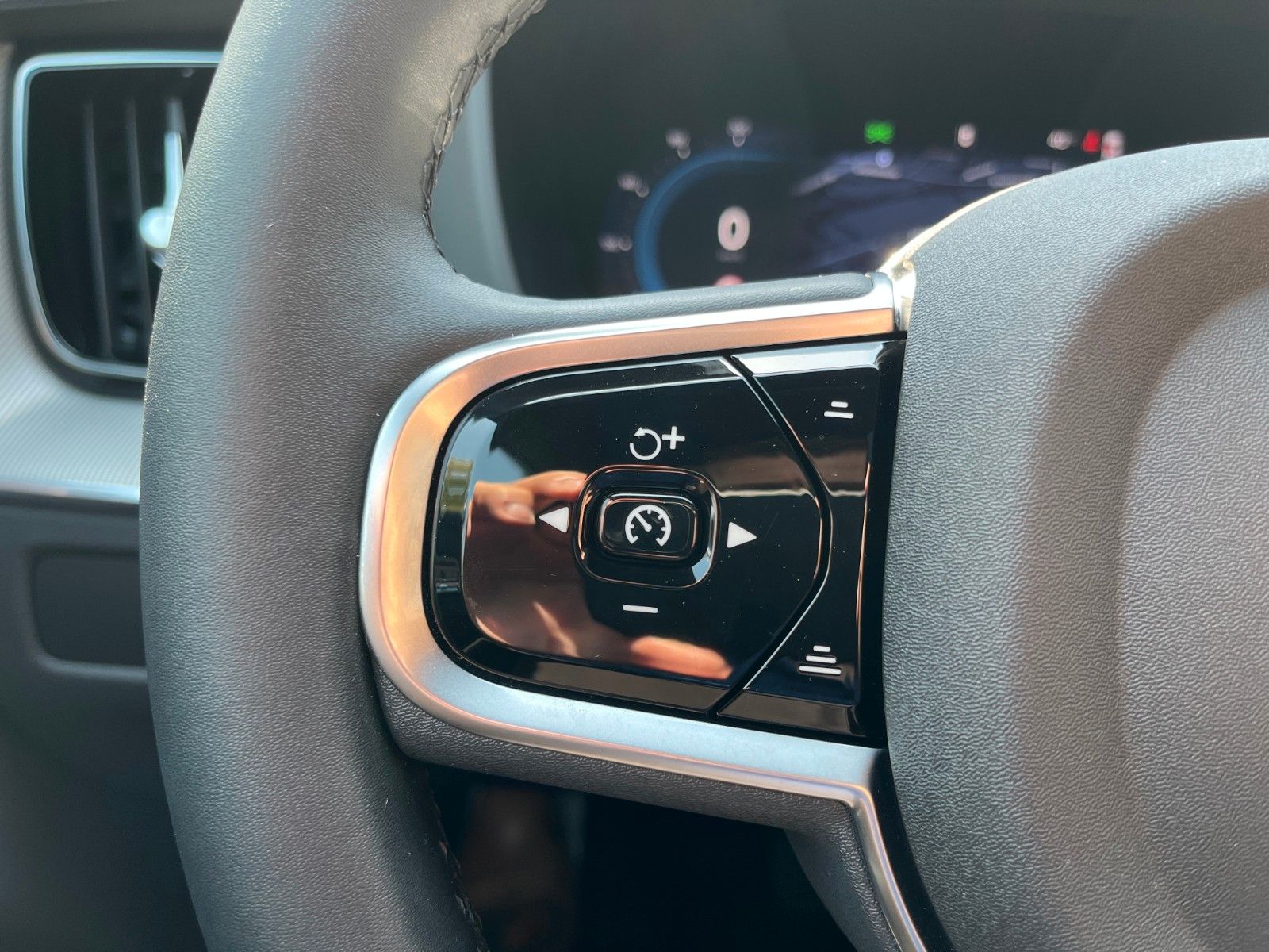 Volvo XC60 T6 Plug-in Hybrid ULTRA BLACK EDITION - Samsaru's Car Outlet