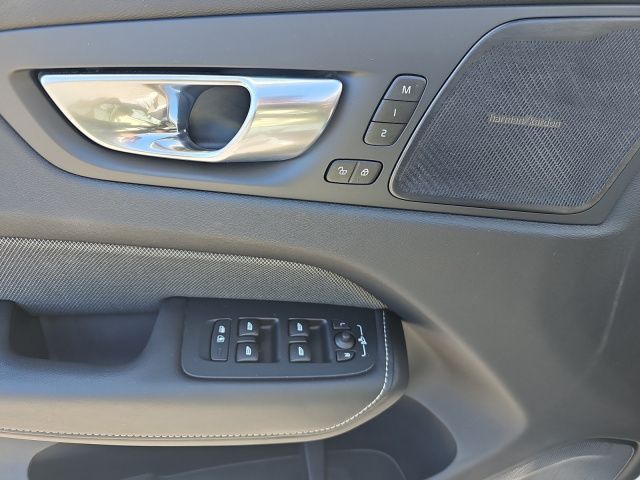 Volvo XC60 B4 Plus Dark - Samsaru's Car Outlet