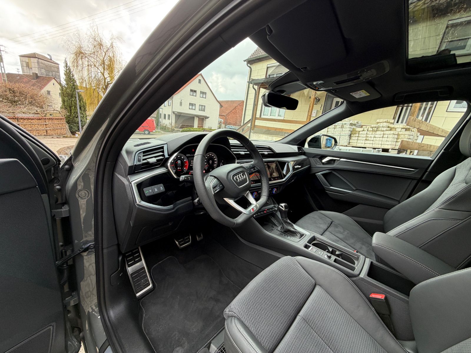 Audi Q3 Sportback 40 TFSI quattro S line, fast VOLL