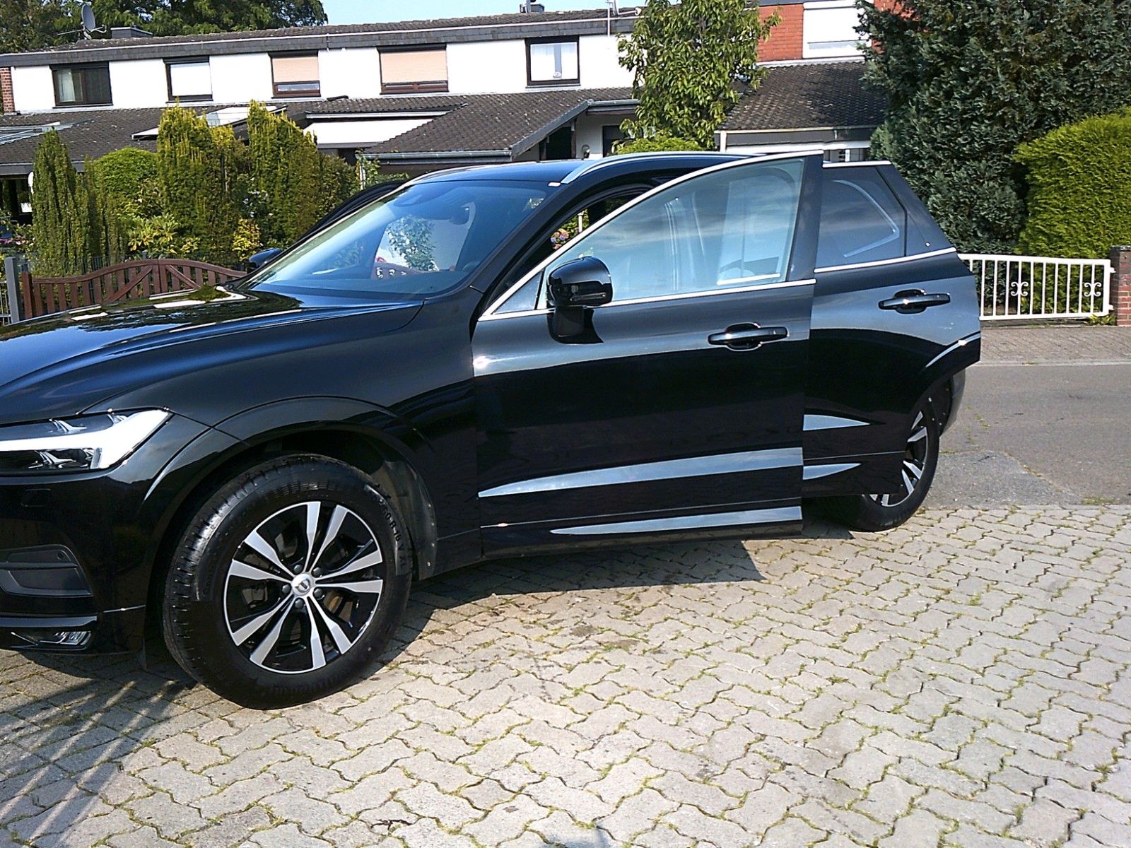 Volvo XC60 Momentum Pro 2WD - Samsaru's Car Outlet