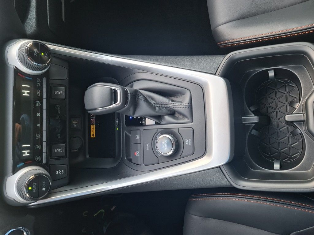 Toyota RAV 4 2.5 4x4 Hybrid Adventure - Samsaru's Car Outlet