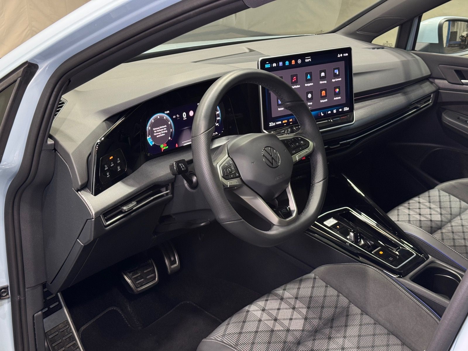 Volkswagen Golf R-Line 1.5 eTSI DSG | MATRIX NAVI PANO AHK