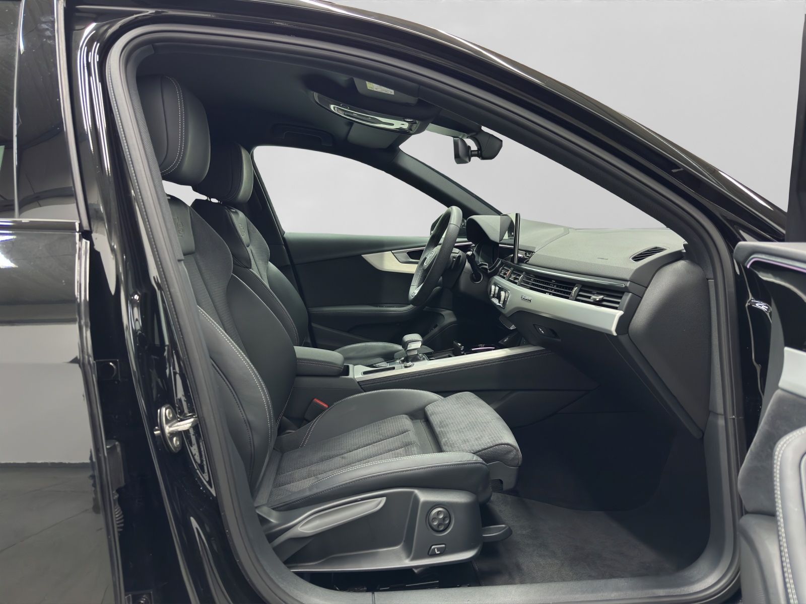 Audi A4 Avant 40 TFSI Q 2x S LINE MATRIX AHK LM19 KAM