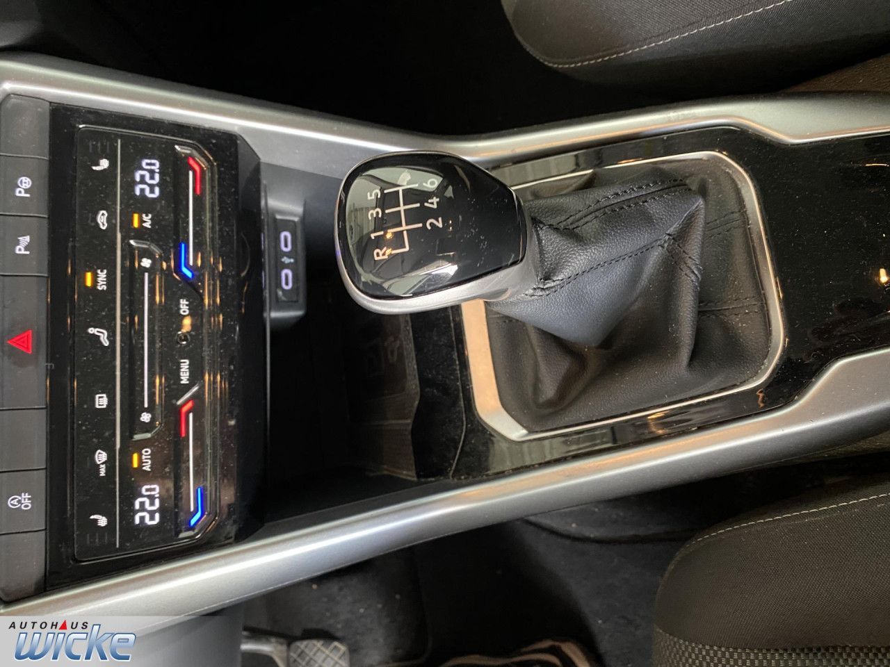 Volkswagen T-Roc 1.0 TSI Life - Samsaru's Car Outlet