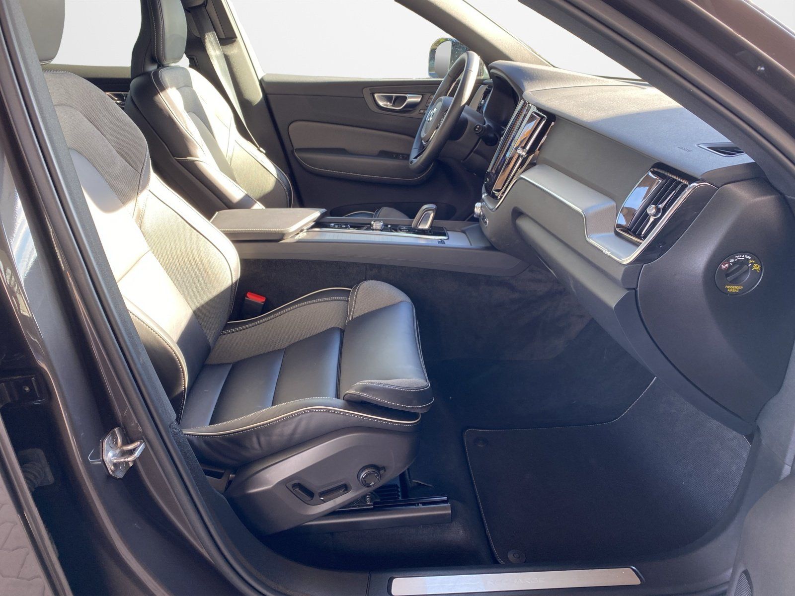 Volvo XC60 R-Design Recharge AHK,Kamera,DAB,Navi