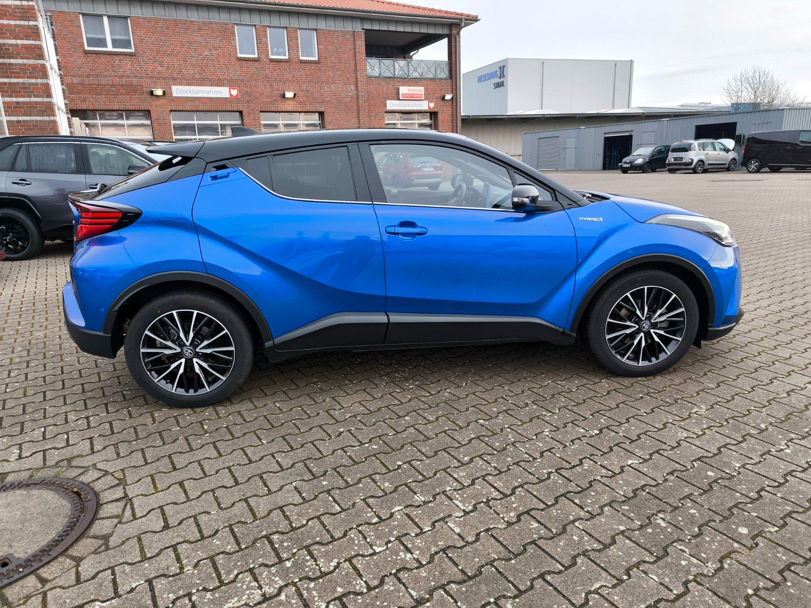 Toyota C-HR Hybrid Style - Samsaru's Car Outlet