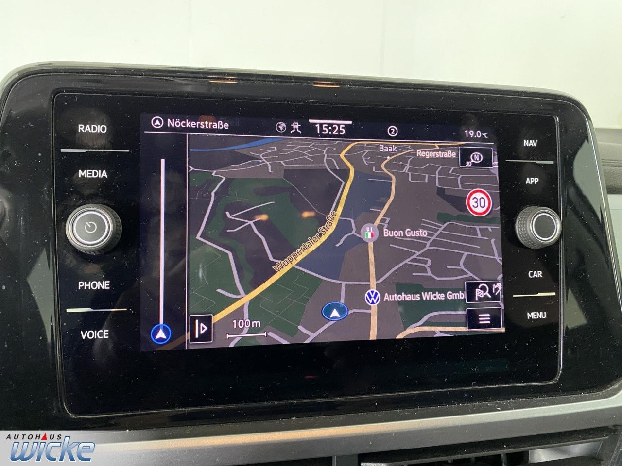 Volkswagen T-Roc 1.0 TSI Life - Samsaru's Car Outlet