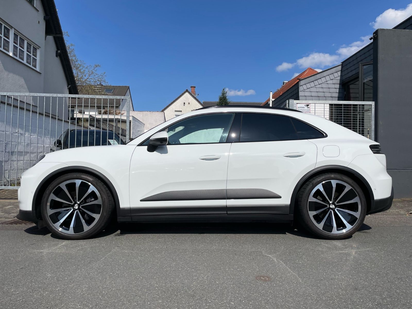 Porsche Macan 4 - Samsaru's Car Outlet