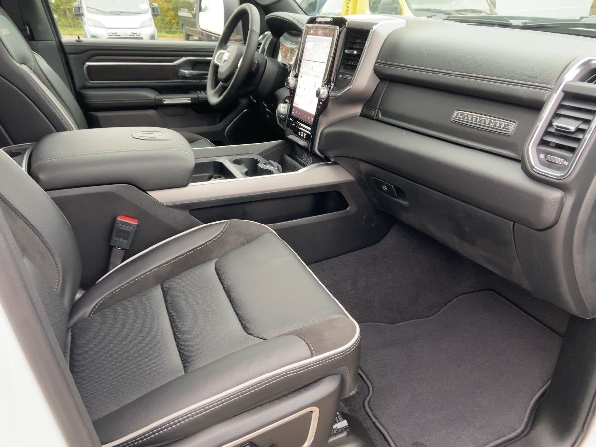 Dodge RAM 1500 Laramie Crew 420 PS, LPG