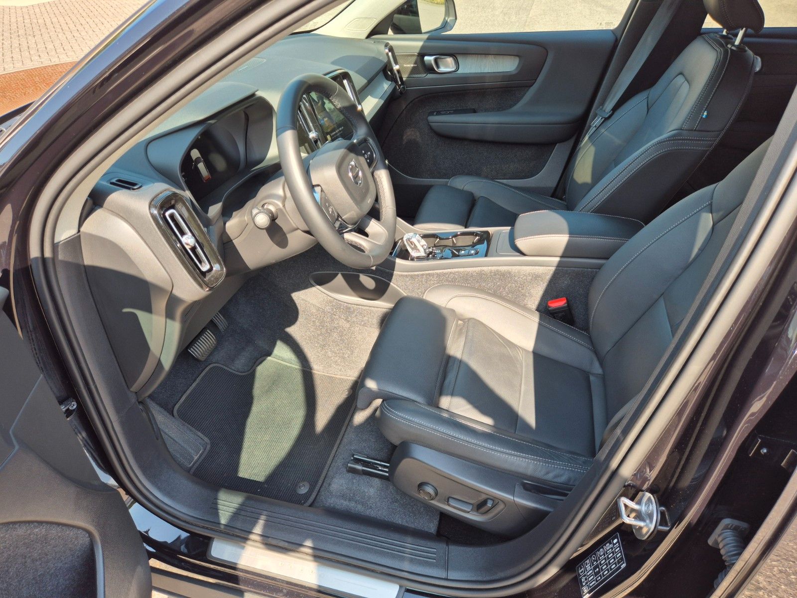 Volvo XC40 Plus Dark 2WD B3 - Samsaru's Car Outlet