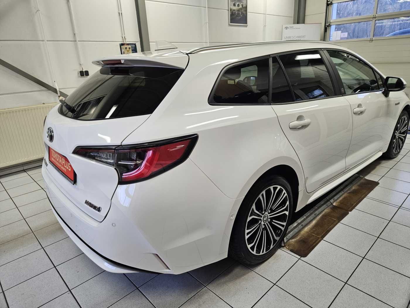Toyota Corolla Touring Sports Hybrid - Samsaru's Car Outlet