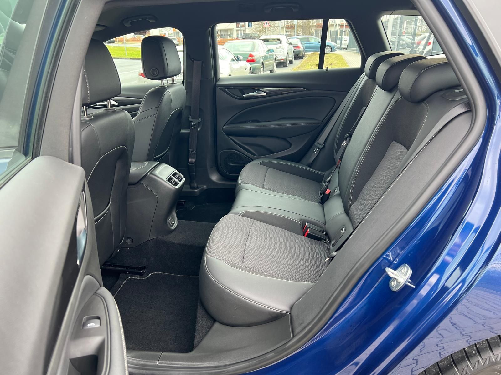 Opel Insignia 2.0 D Elegance Aut. - Samsaru's Car Outlet
