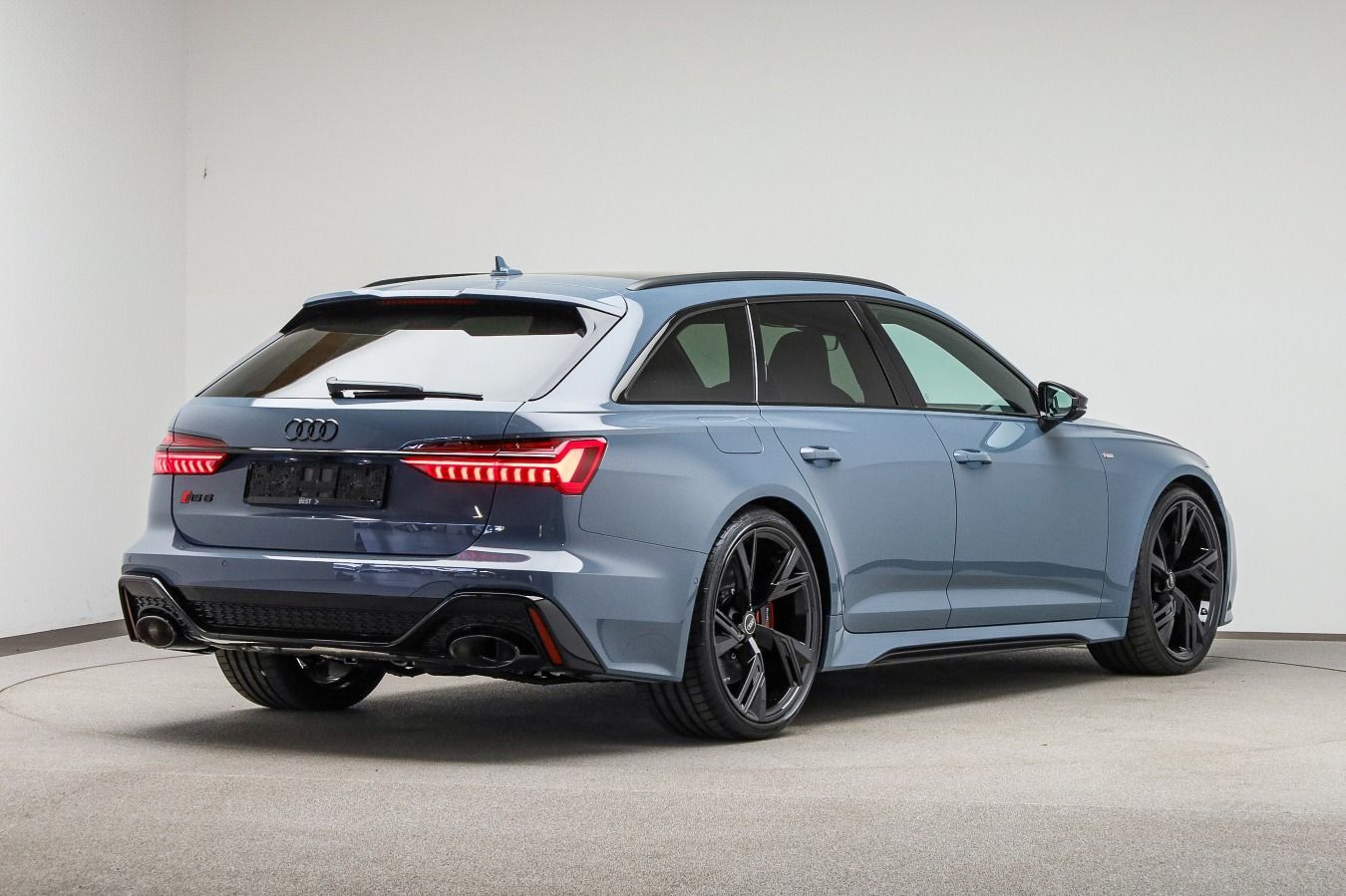 Audi RS 6 Avant HUP*KERAMIK*305KMH*LASER*AHK*PANO