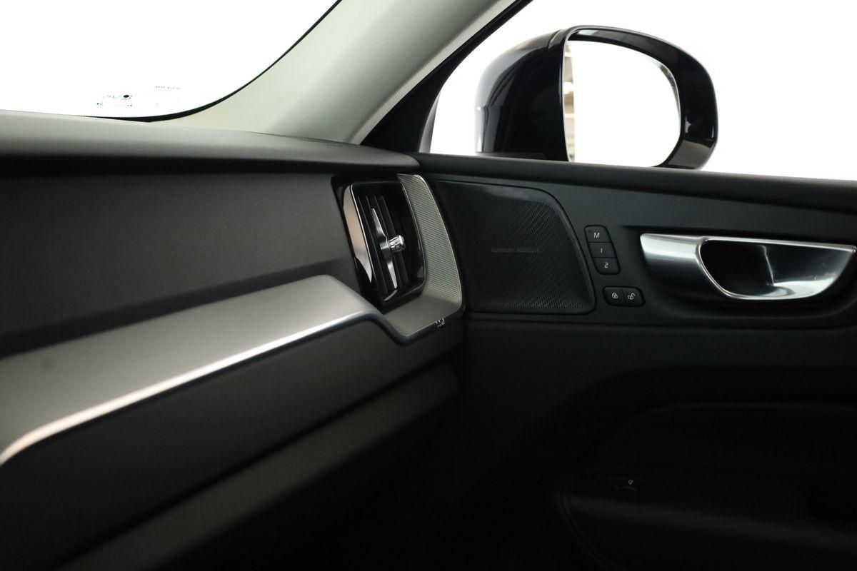 Volvo XC60 B4 AWD Plus Dark LED Pano ACC Kam 21" AHK