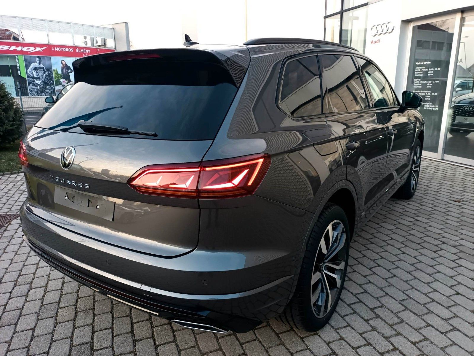 Volkswagen Touareg 3.0 TDI R-Line - Samsaru's Car Outlet