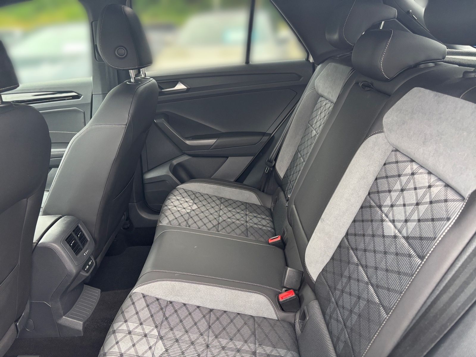 Volkswagen T-Roc 1.5 TSI R-LINE - Samsaru's Car Outlet
