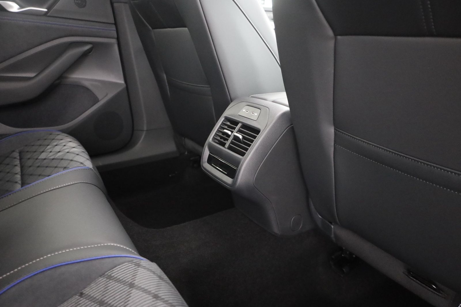 Volkswagen Passat Variant R-Line 2.0 TSI DSG Matrix Pano AH