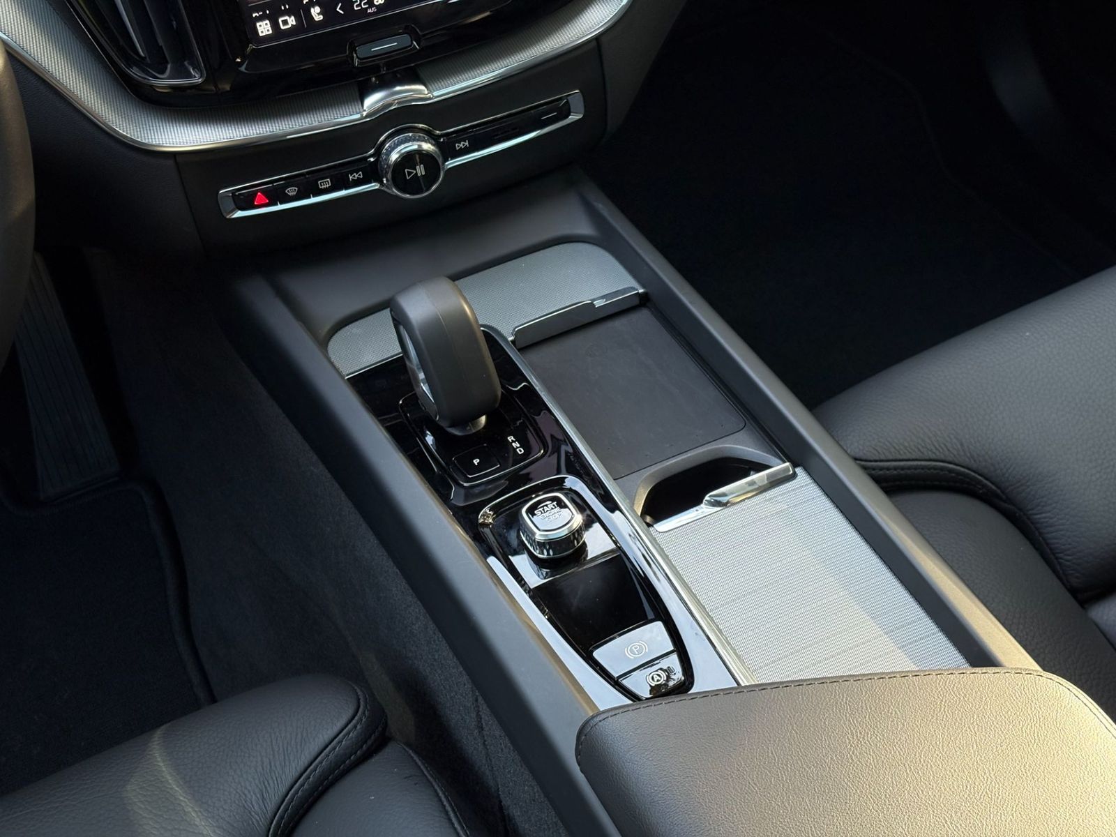 Volvo XC60 T6 AWD Plus Dark AHK 360 PANO H&K STH