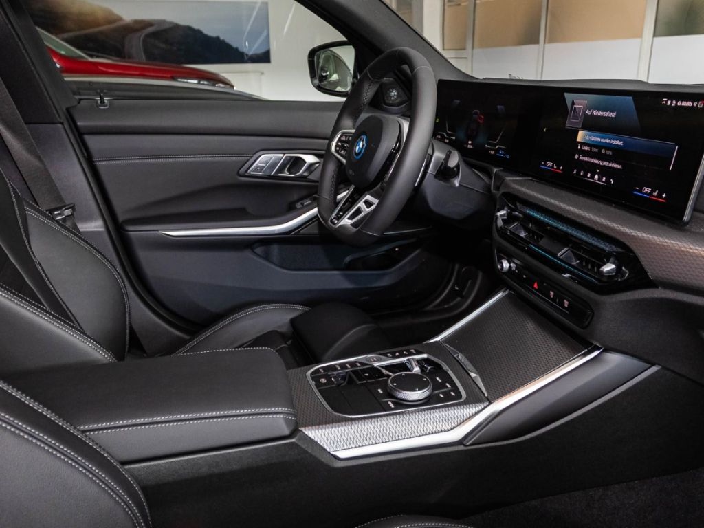 BMW 330 eMSportxDrive+AHK+Navi+Leder+RFK NP 79.790,-