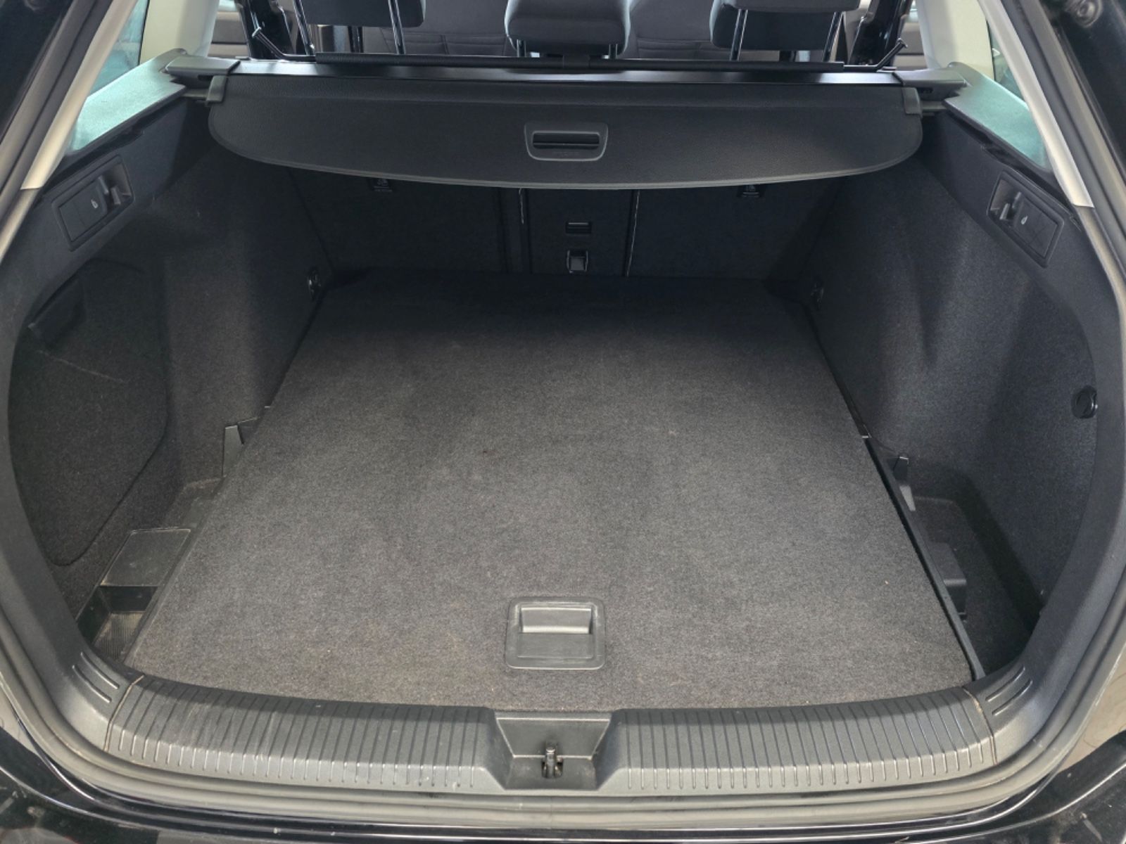 Volkswagen Golf VIII Variant Life eTSI DSG - Samsaru's Car Outlet