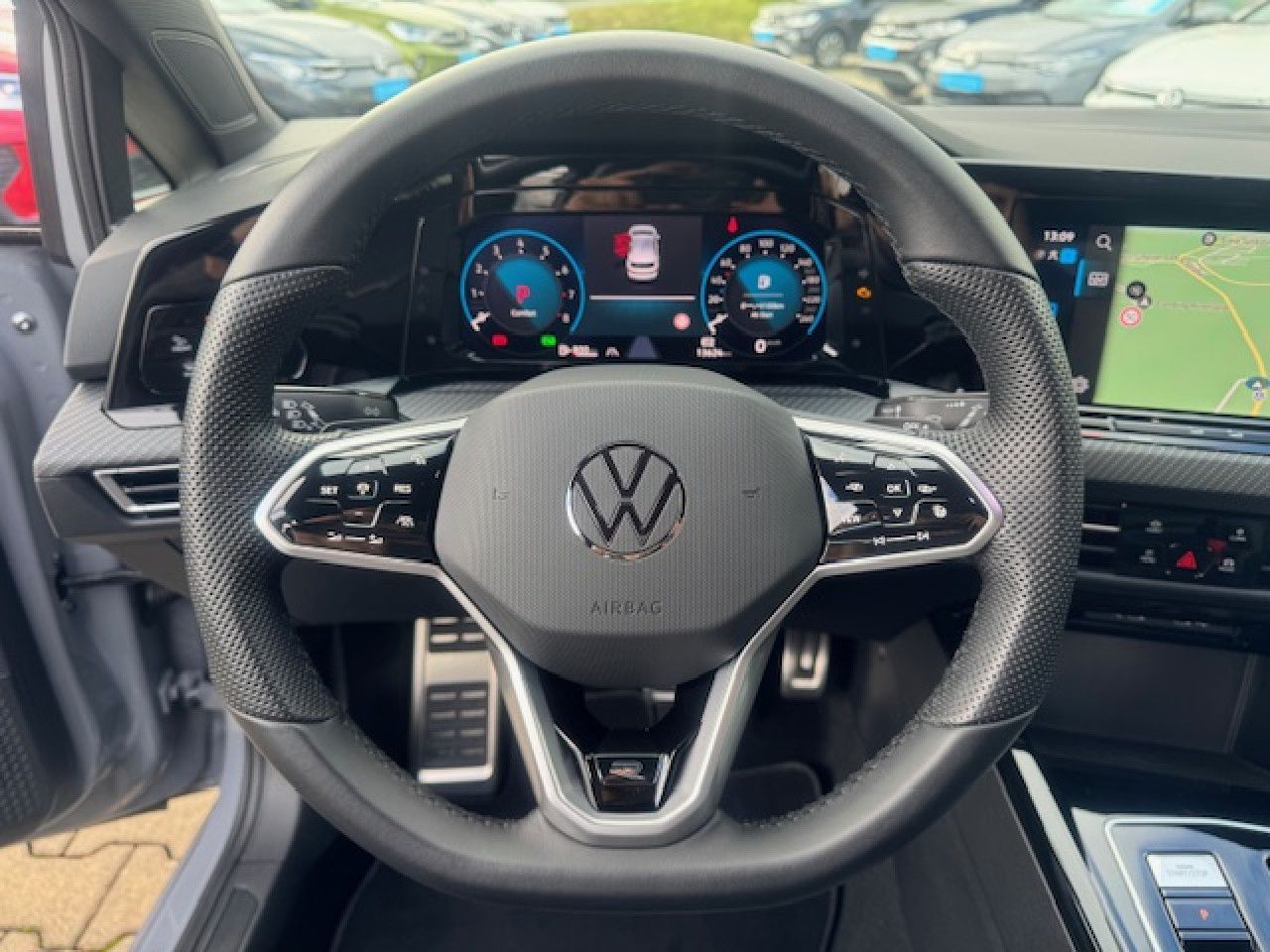 Volkswagen Golf VIII R-Line 1.5 eTSI DSG - Samsaru's Car Outlet