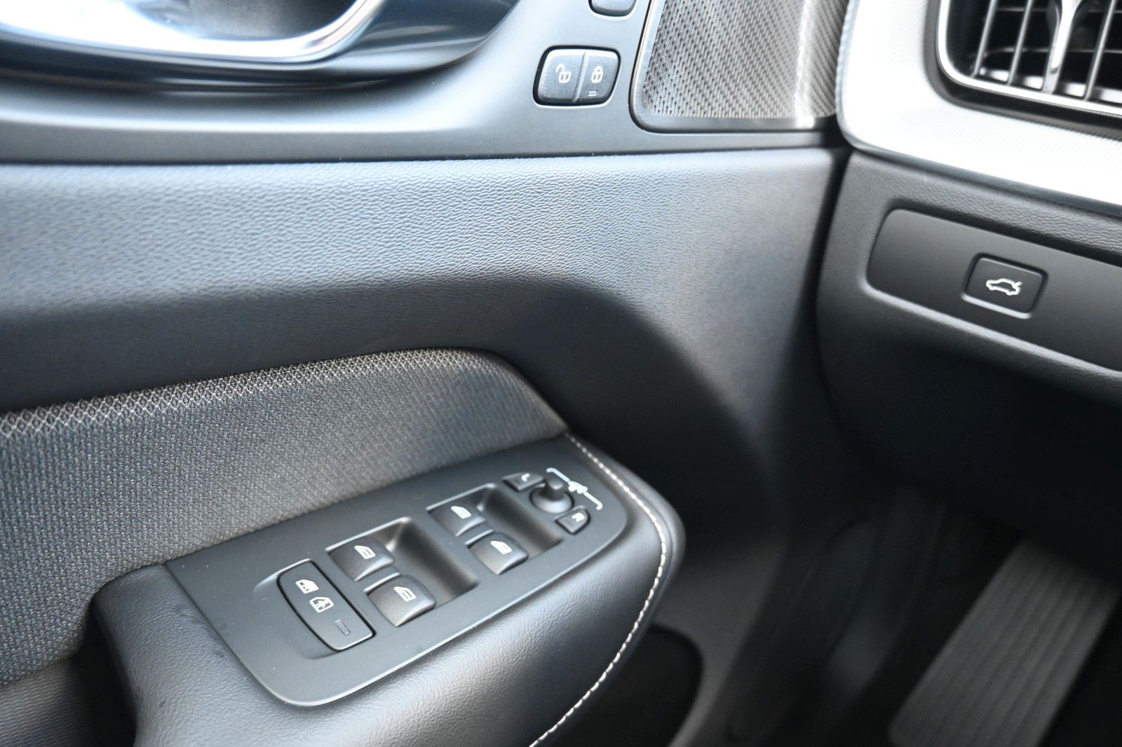 Volvo XC60 B5 AWD Plus Dark*FSHZG*360°*H&K*ACC*AHK