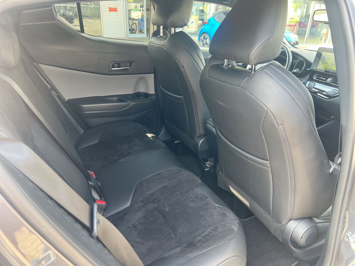 Toyota C-HR Hybrid Style Selection - Samsaru's Car Outlet