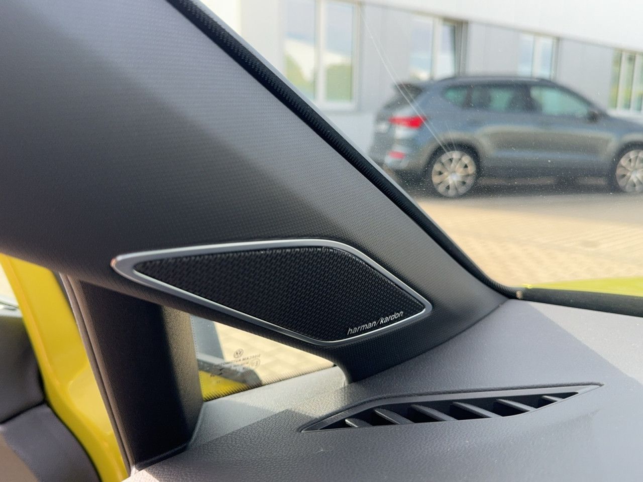 Volkswagen Golf VIII R-Line 2.0 TSI Allrad Black - Samsaru's Car Outlet