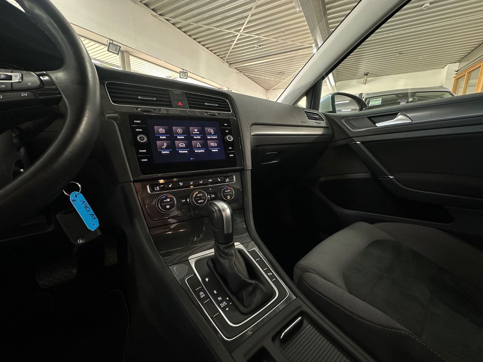Volkswagen Golf VII 2.0 TDI Var. Comfortline - Samsaru's Car Outlet