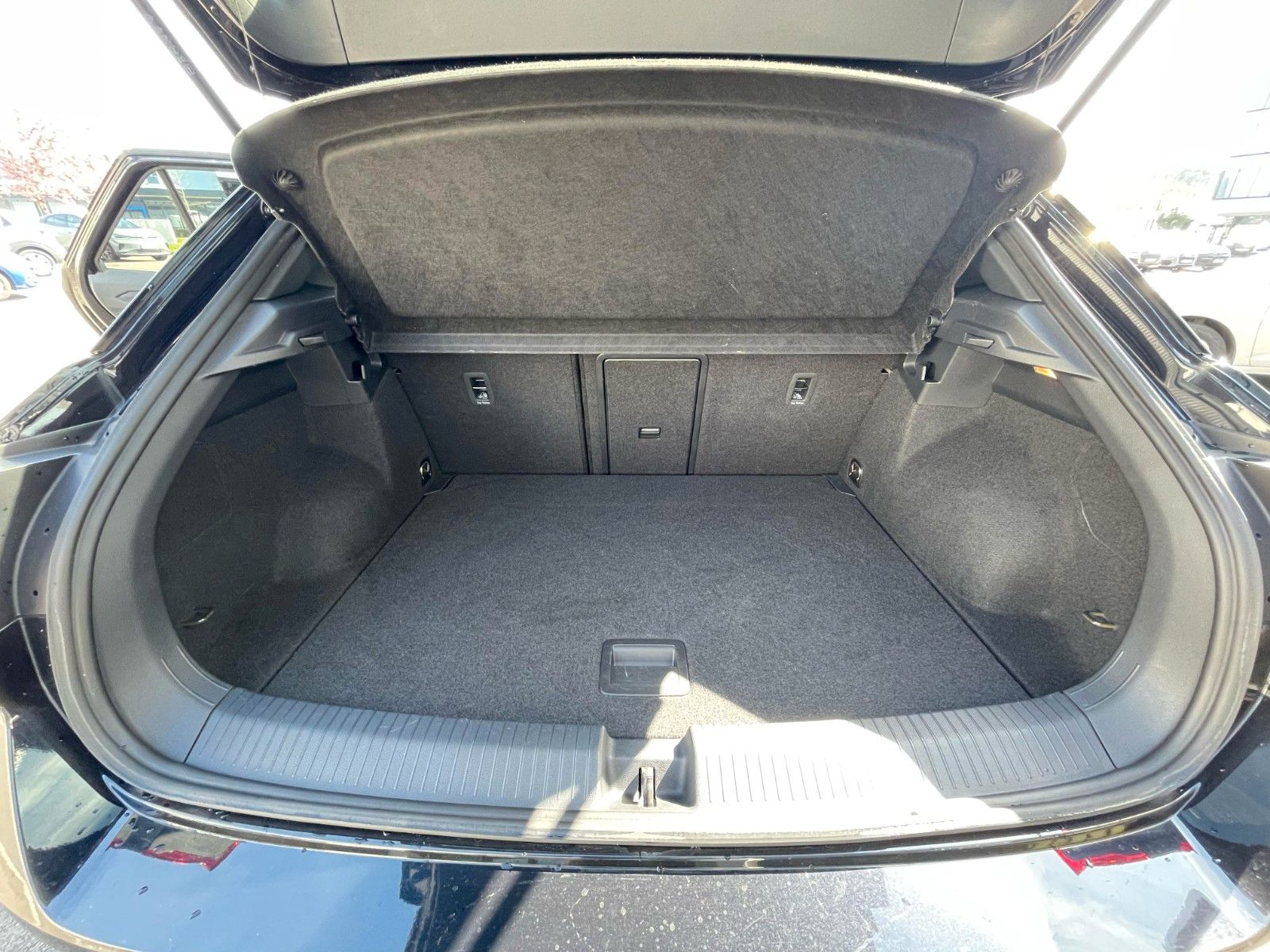 Volkswagen T-Roc R-Line 2.0 TSI Allrad - Samsaru's Car Outlet