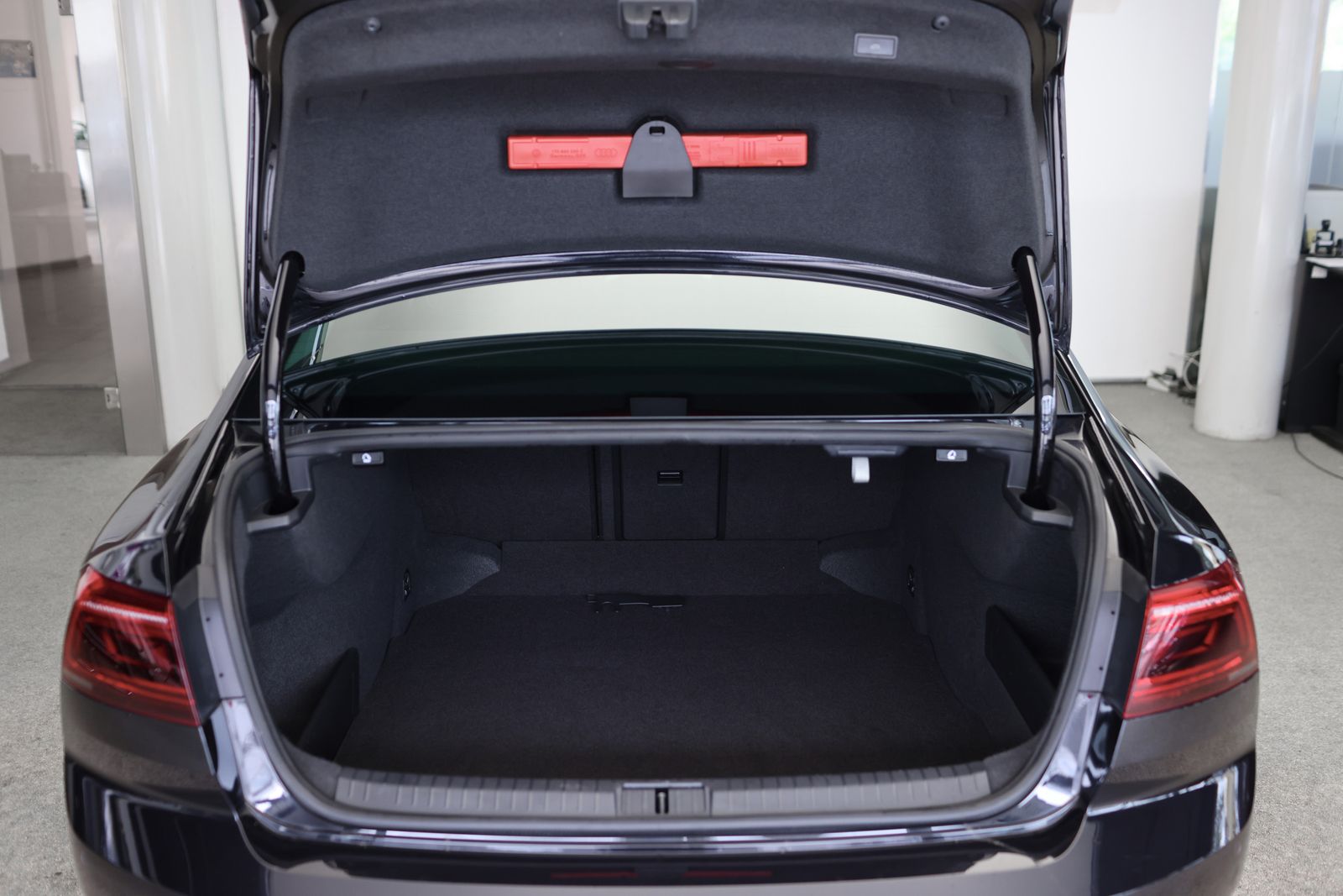 Volkswagen Passat LIMOUSINE 1.5 TSI ELEGANCE - Samsaru's Car Outlet