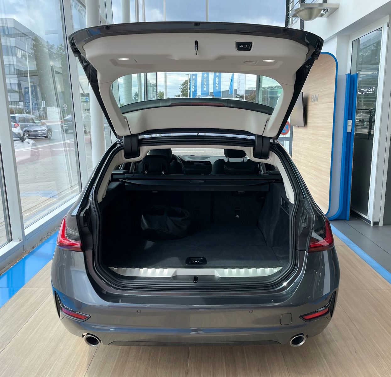 BMW 330e xDrive T. Sport Line - Samsaru's Car Outlet