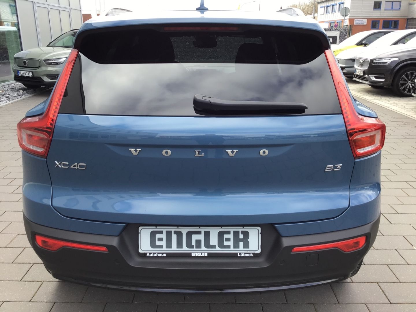 Volvo XC40 B3 Plus Dark - Samsaru's Car Outlet