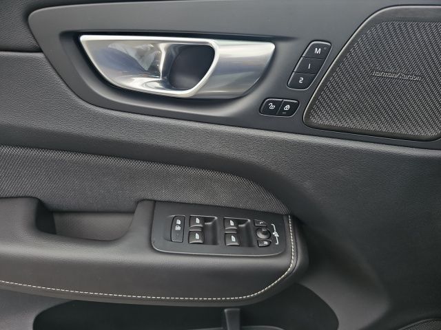 Volvo XC60 B5 AWD Ultimate Dark - Samsaru's Car Outlet