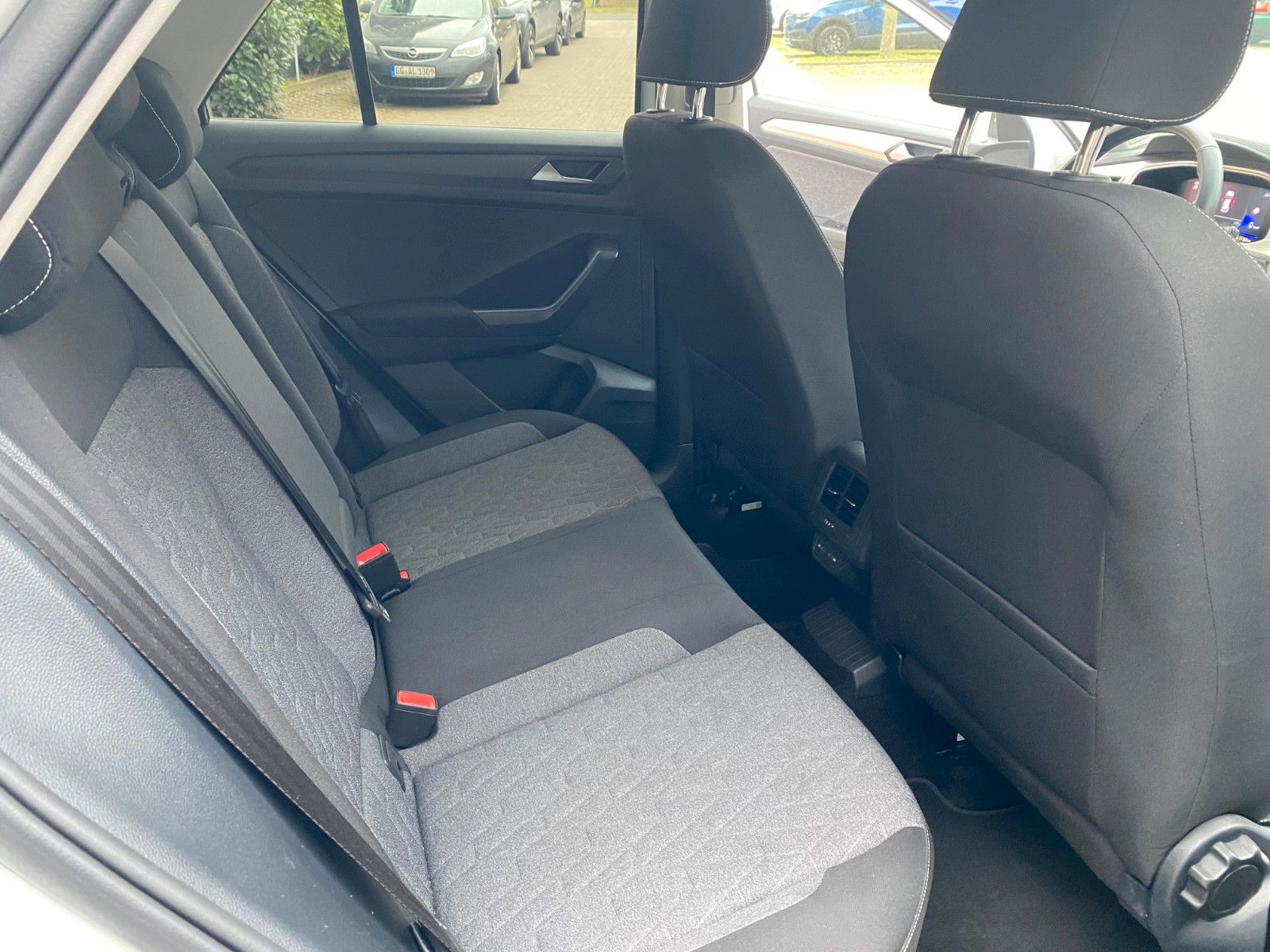 Volkswagen T-Roc Move - Samsaru's Car Outlet