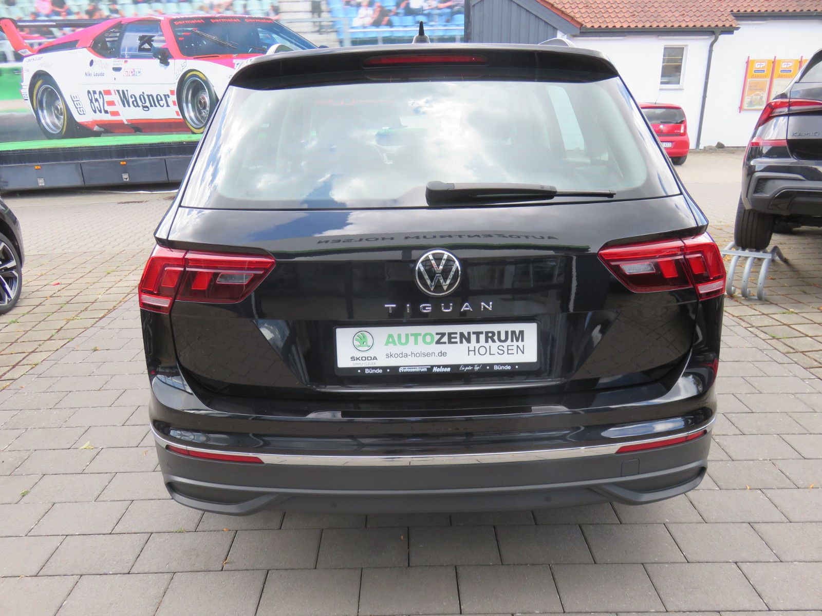 Volkswagen Tiguan 2.0 TDI DSG Life - Samsaru's Car Outlet