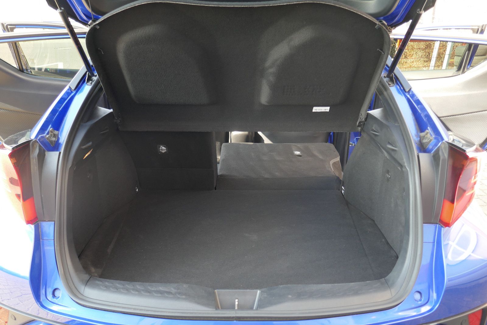 Toyota C-HR 2.0l Hybrid Team - Samsaru's Car Outlet