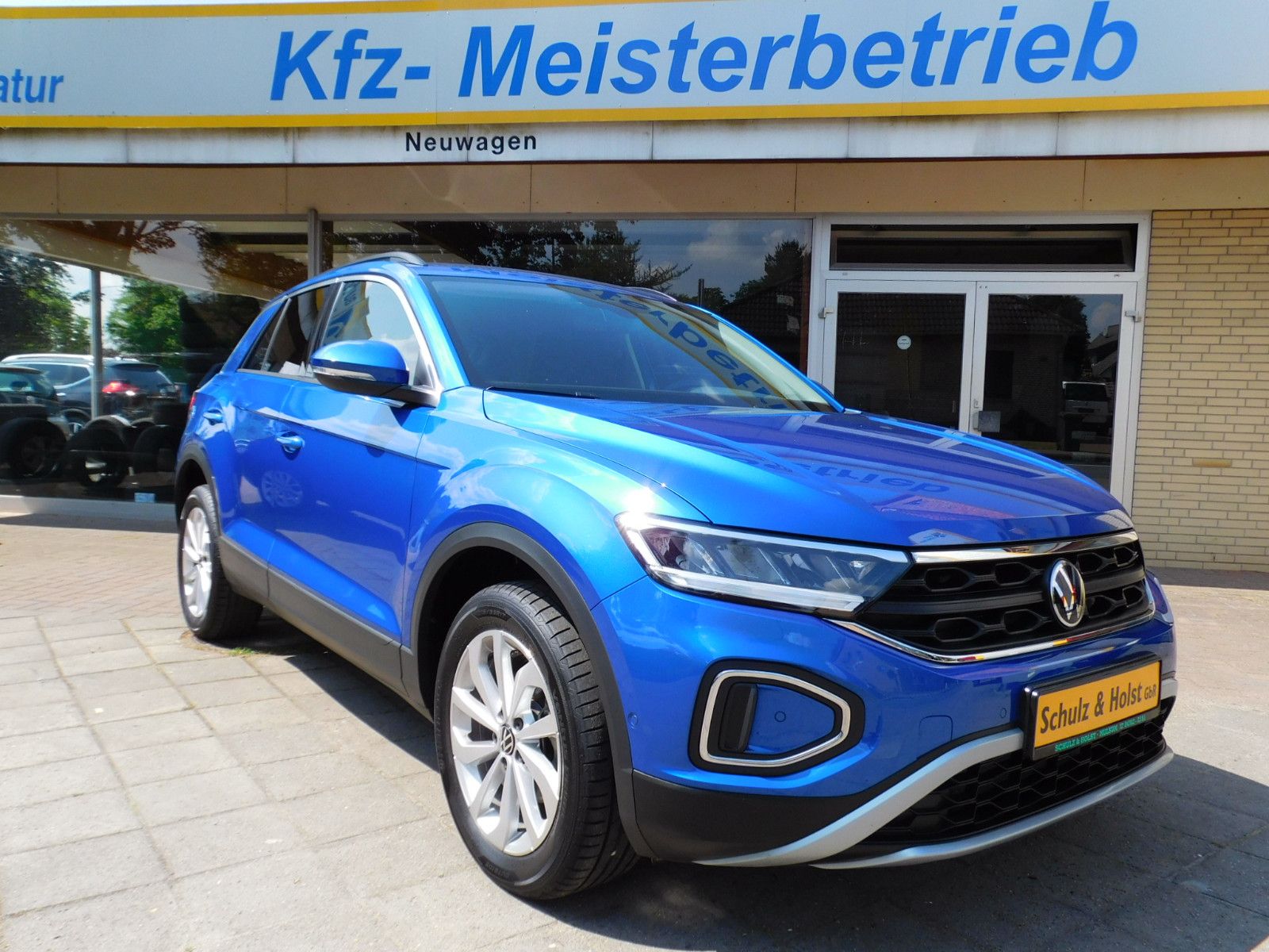 Volkswagen T-Roc Life DSG - Samsaru's Car Outlet